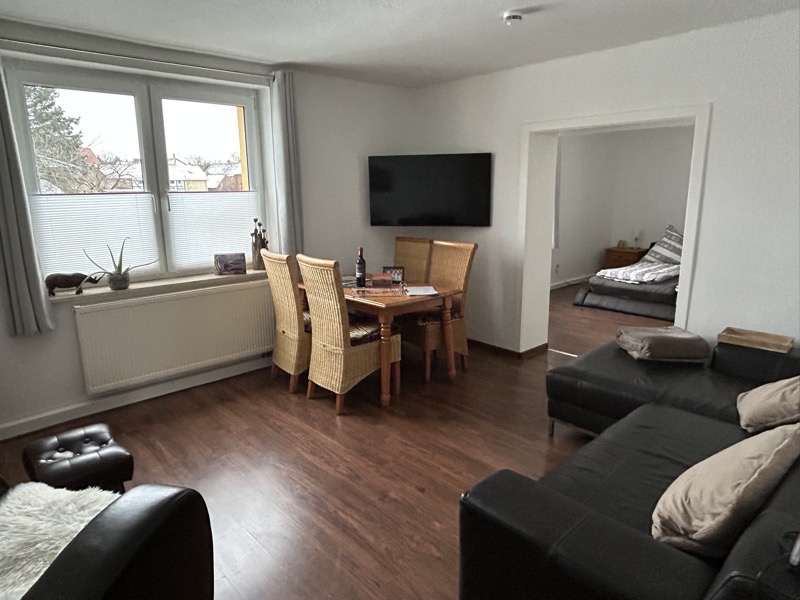 Wohnzimmer mit Ledercouch Relaxsessel und Sitzgruppe