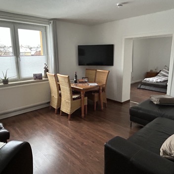 Wohnzimmer mit Ledercouch Relaxsessel und Sitzgruppe