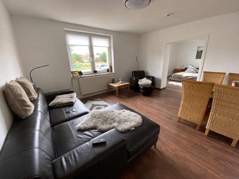 Wohnzimmer mit Ledercouch Relaxsessel und Sitzgruppe