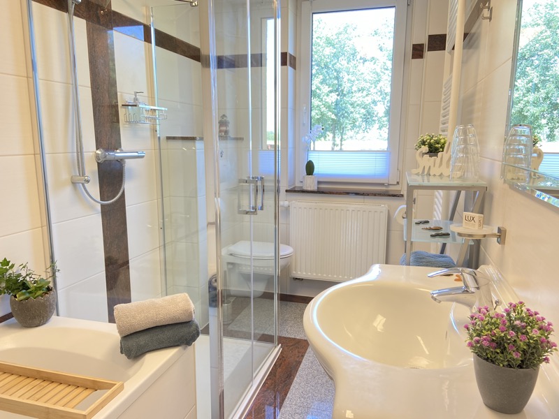 Großes Bad mit Dusche und Badewanne