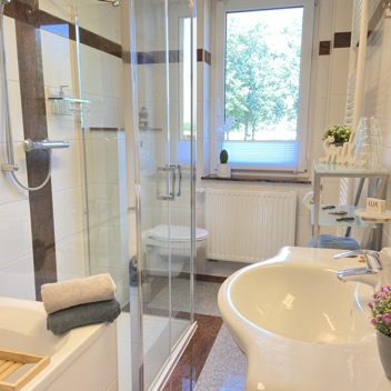 Großes Bad mit Dusche und Badewanne