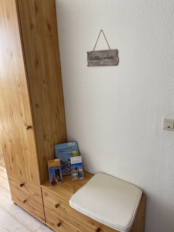 Flur mit touristischen Informationen