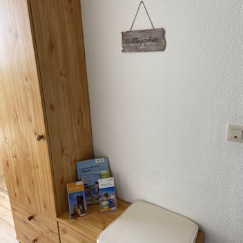 Flur mit touristischen Informationen